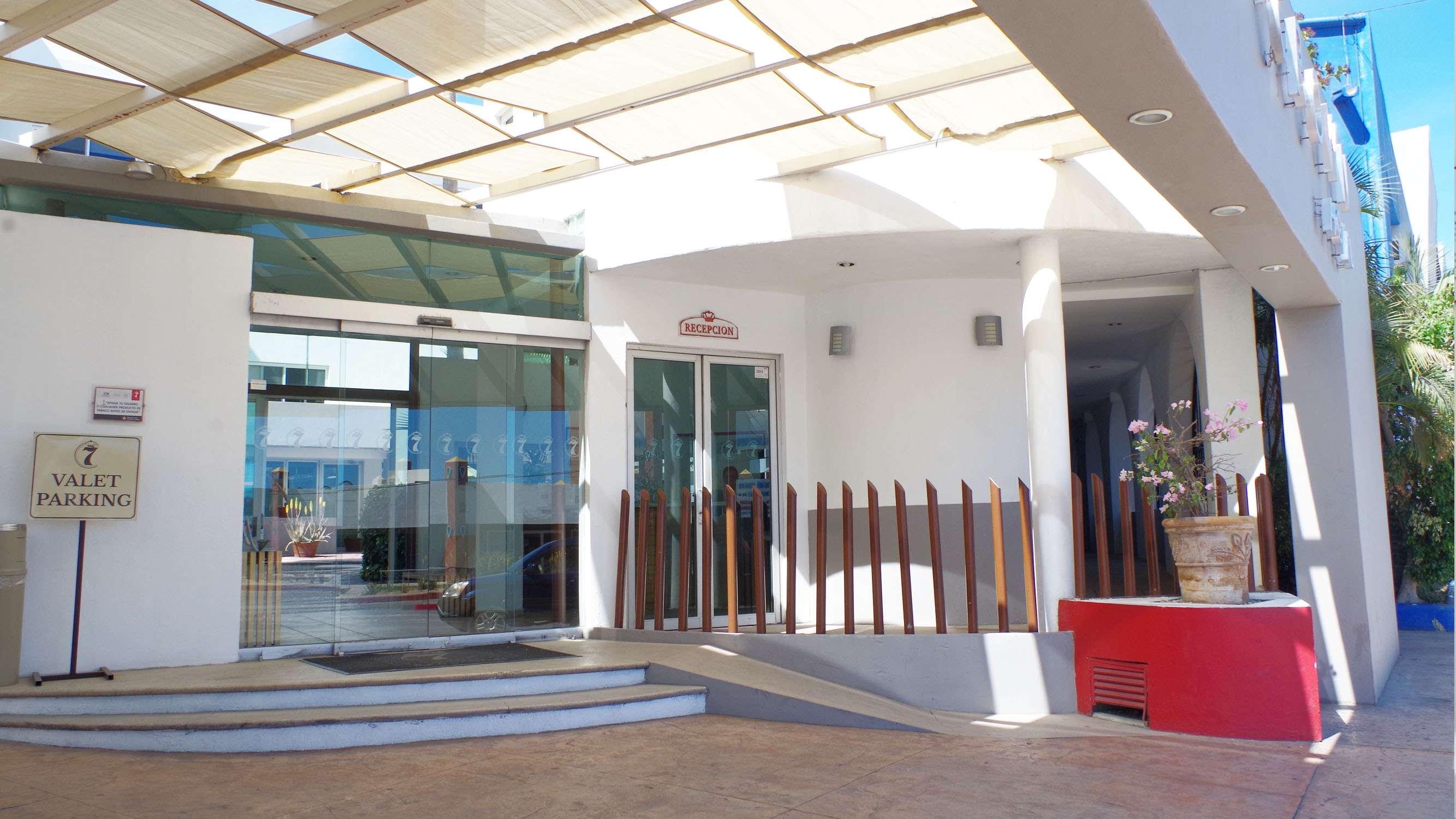 Seven Crown Express & Suites By Kavia Cabo San Lucas Bagian luar foto
