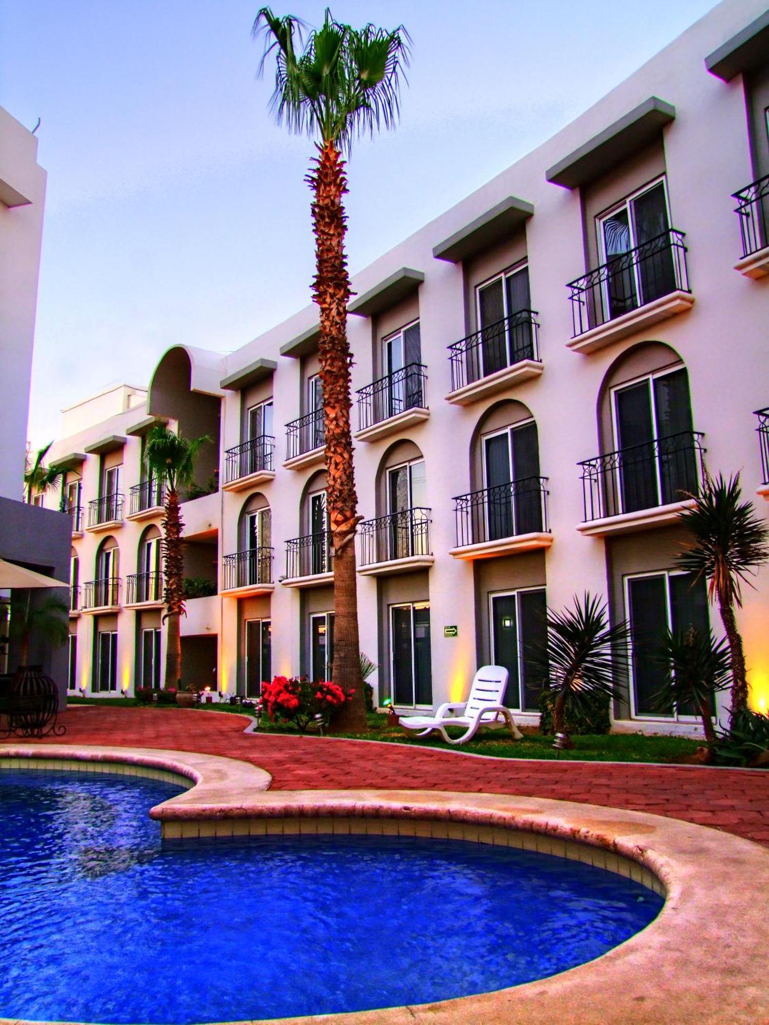 Seven Crown Express & Suites By Kavia Cabo San Lucas Bagian luar foto